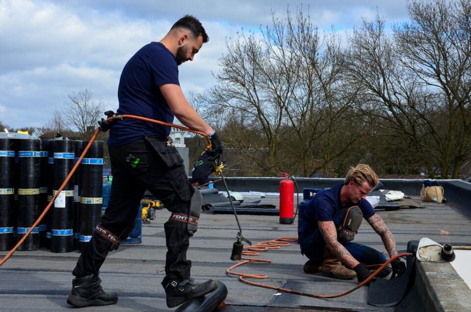 Bitumen dakbedekking laten branden door ENC Dakbedekking